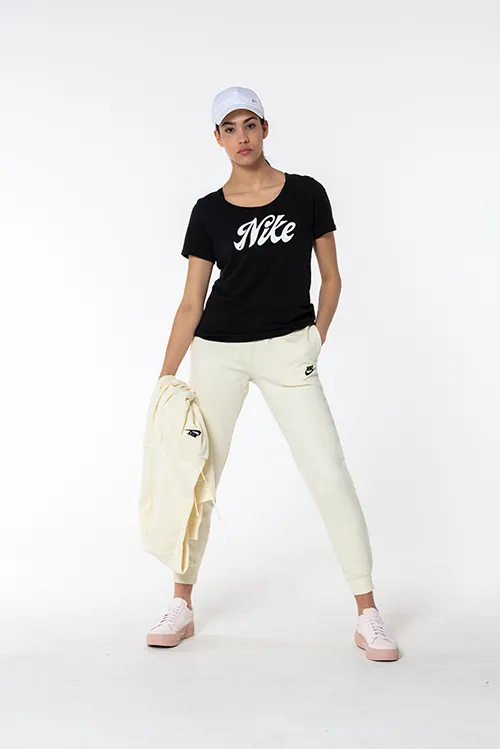 <center><b>Nike kombinacija za žene</center></b>