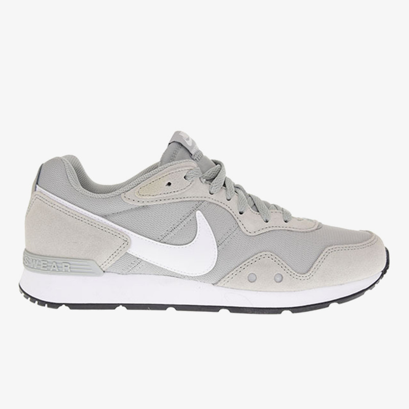 nike traverse shoes